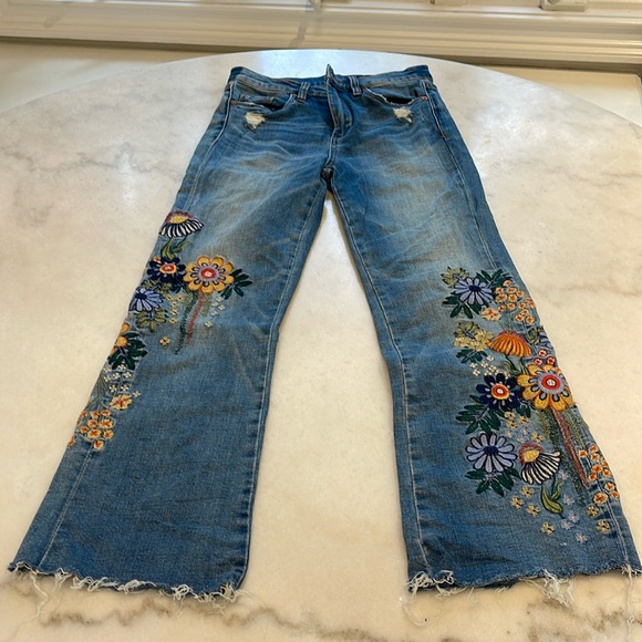 BLANKNYC GREAT JONES HIGH RISE CROP WITH FLORAL EMBROIDERY AND RAW HEM. 26 - Picture 2 of 8